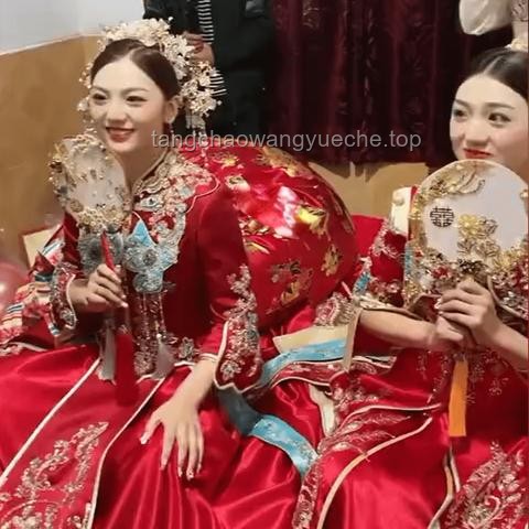 疑似新娘给新郎让妆：婚礼上的妆容新风尚还是传统习俗的误解？